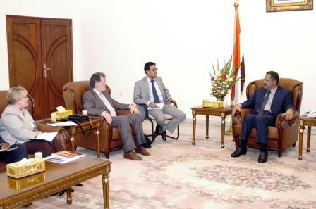 د. مجور أثناء لقائه المدير الإقليمي للبنك الدولي لمنطقة الشرق الأوسط أمس